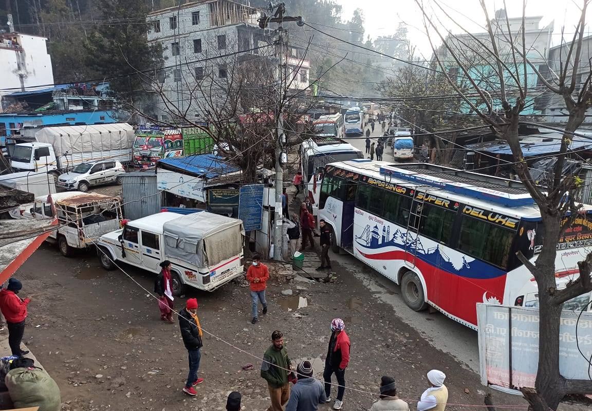 नेपाल बन्दको प्रभाव बैतडीमा पनि ,दार्चुलाका यात्रुहरुले गन्तव्यमा पुग्न पाएनन्